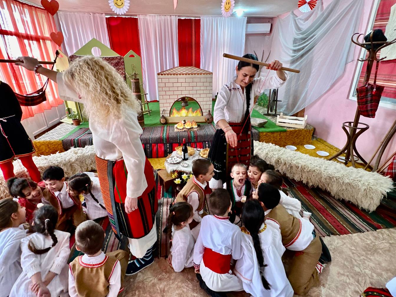 Деца празнуваха Сирна заговезни в Оряхово